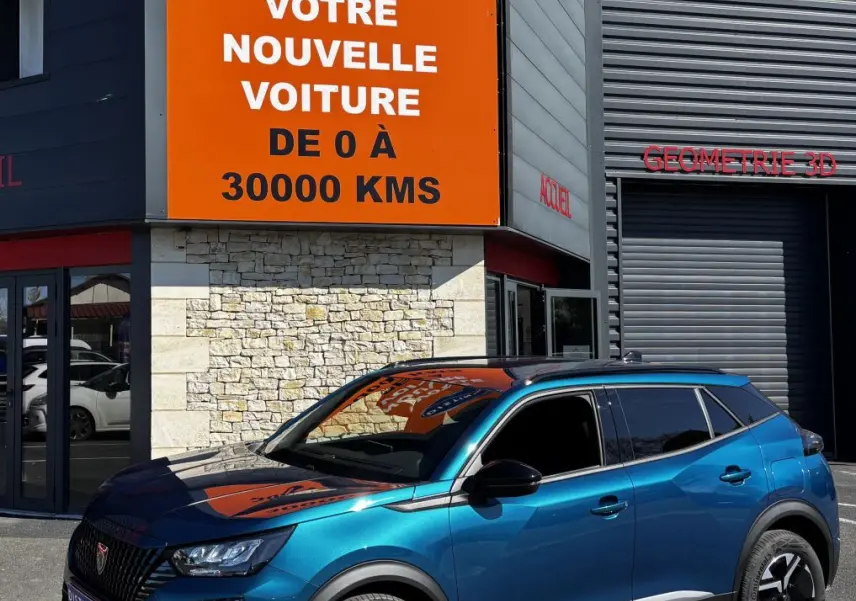 Peugeot 2008 Hybrid 145 e-DCS6 Allure bleu en 3/4 avant droit, avec jantes noires et toit noir brillant.