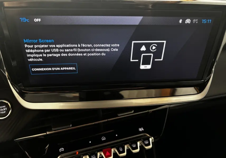 Vue rapprochée de l’écran tactile central et des commandes du tableau de bord du Peugeot 2008 Hybrid 145 e-DCS6 Allure 2025.