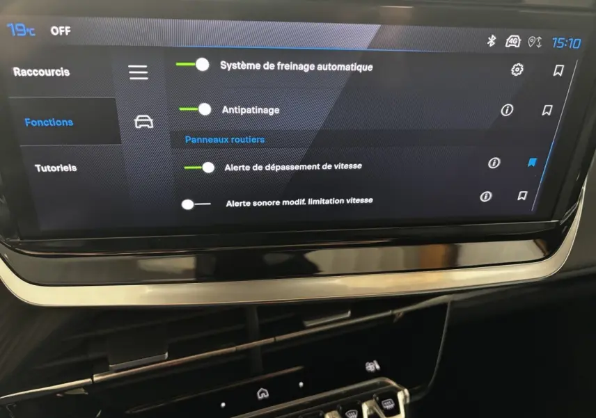 Écran tactile central du Peugeot 2008 Hybrid 145 Allure 2025 affichant les options d’aide à la conduite.