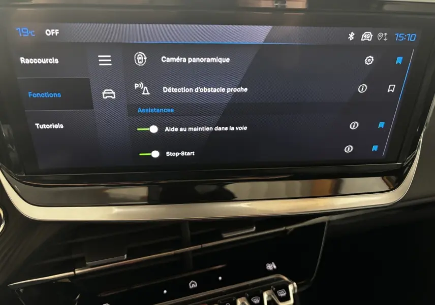 Écran tactile central affichant les aides à la conduite du Peugeot 2008 Hybrid 145 e-DCS6 Allure 2025.