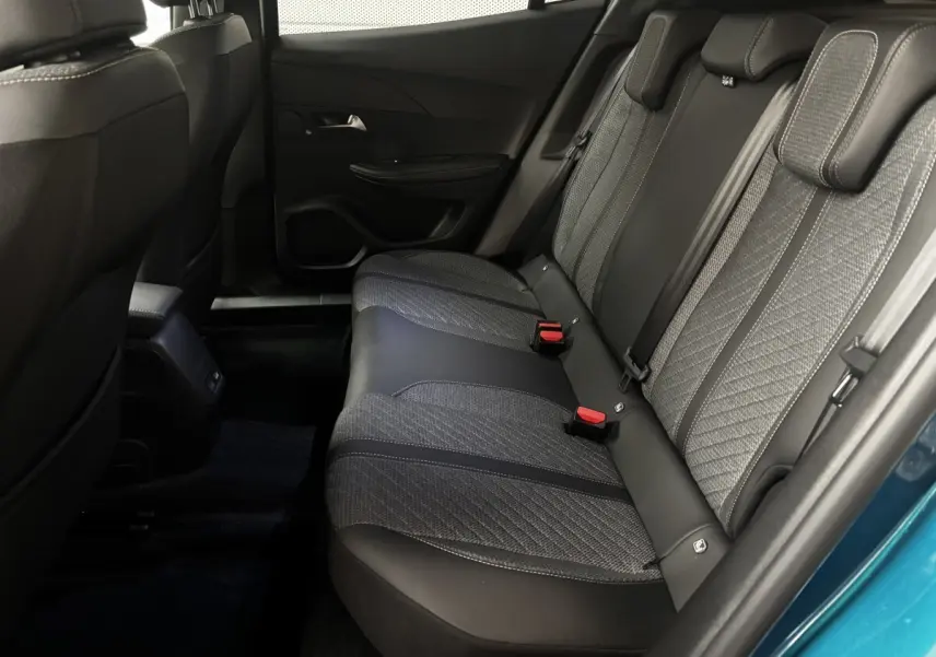 Vue côté droit des sièges arrière gris et noirs du Peugeot 2008 Hybrid 145 e-DCS6 Allure bleu 2025.