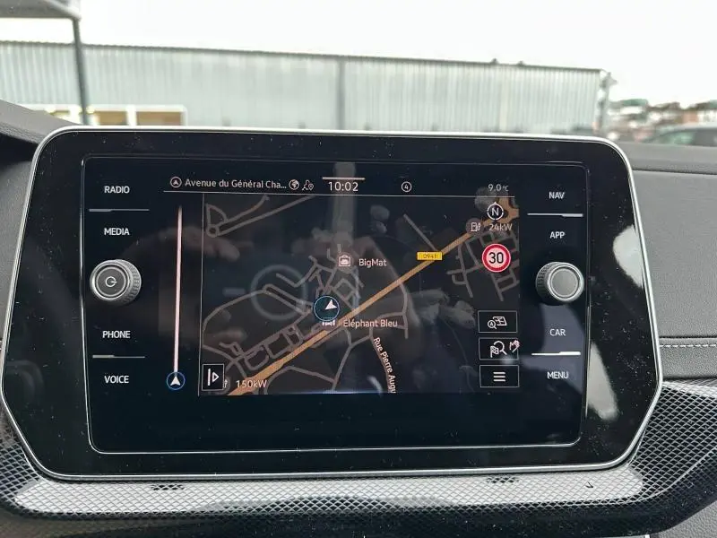 Écran tactile central du Volkswagen T-Cross 2026 affichant une carte GPS avec navigation active.