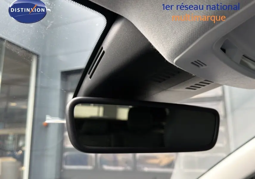 Rétroviseur intérieur du Citroën C5 Aircross Hybrid 145ch BVA Plus, vue rapprochée de l'habitacle gris platinium métal.