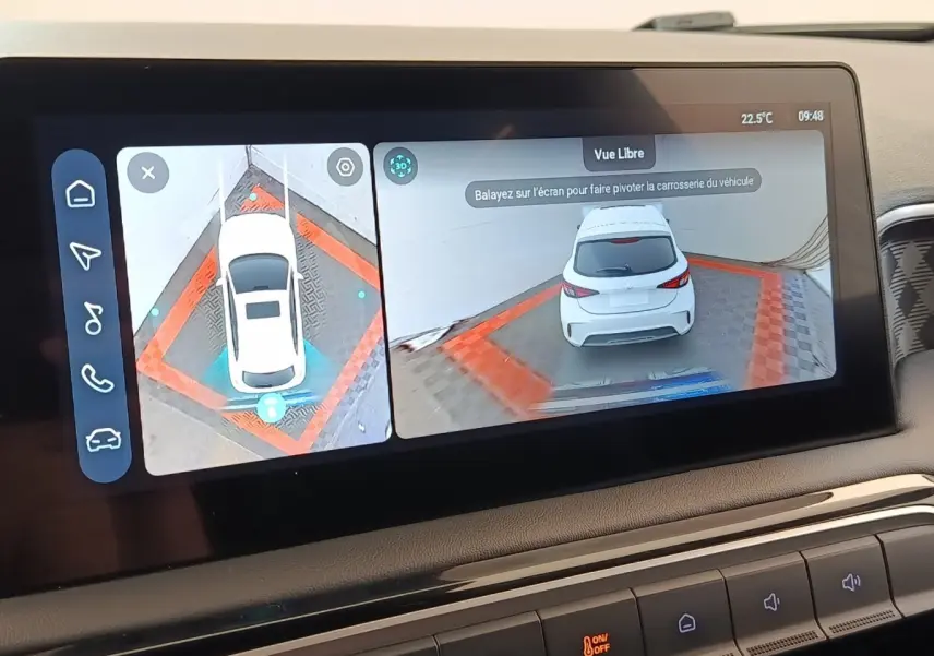 Écran tactile affichant la caméra 360° et vue arrière d'une MG3 gris foncé en stationnement.