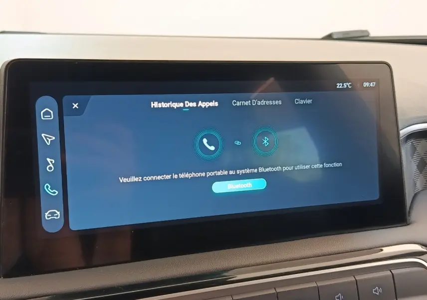 Vue intérieure du tableau de bord du MG3 2024 gris foncé, avec écran tactile multifonctions allumé affichant Bluetooth.