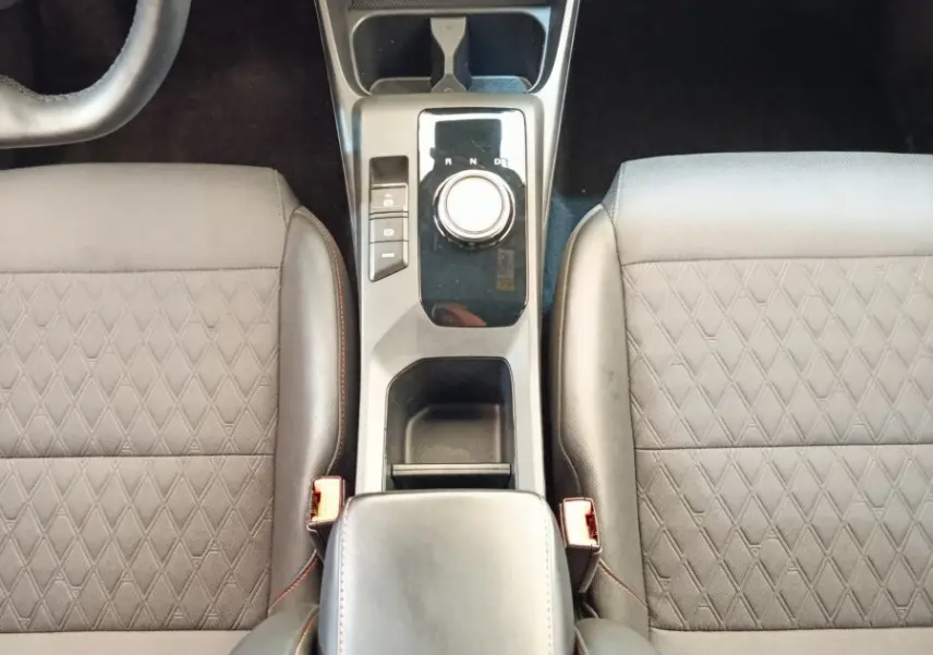 Vue plongeante sur la console centrale et les sièges gris foncé avec surpiqûres du MG3 1.5L Hybrid+ Luxury 2024.