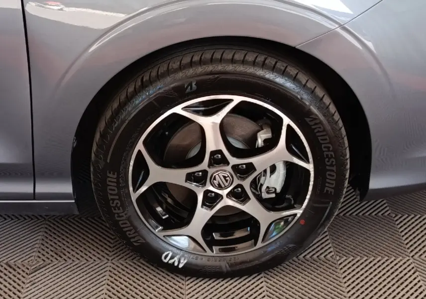 Gros plan sur la roue avant droite gris foncé d’une MG3 1.5L Hybrid+ Luxury avec jante alliage et pneu Bridgestone.