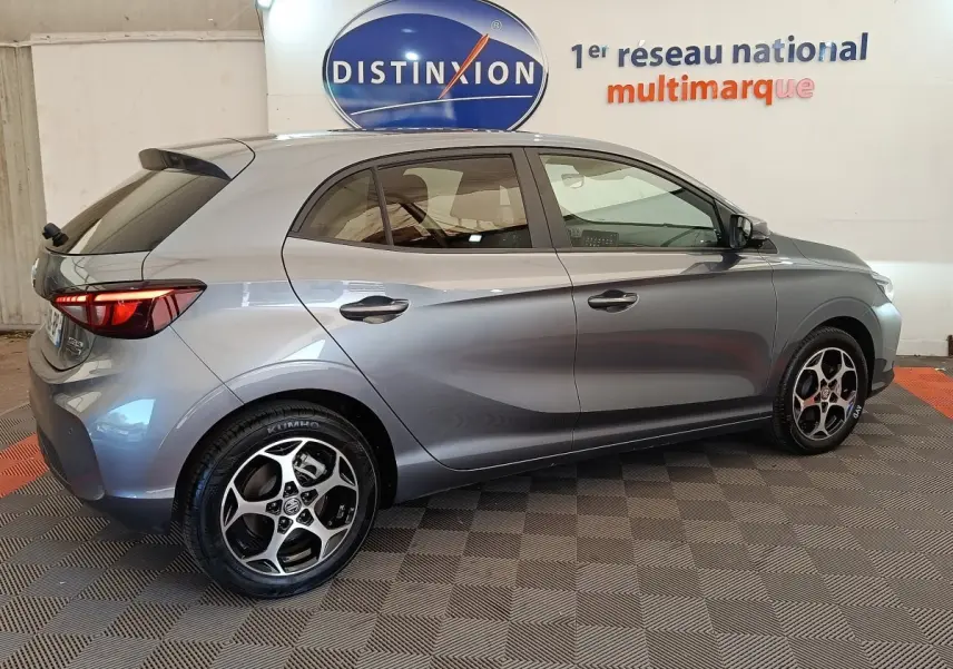 Vue de profil côté gauche d'une MG3 gris foncé 2024 avec jantes alliage et toit avec spoiler.