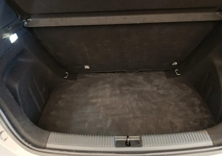 Coffre vide vu de face, intérieur noir, MG3 1.5L 195ch Hybrid+ Luxury gris foncé 2024.