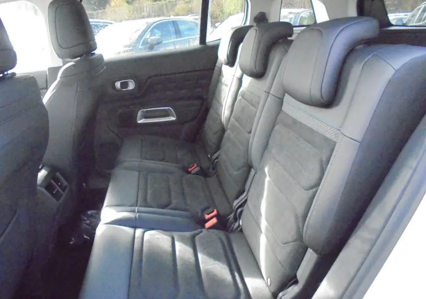 Vue intérieure côté droit des sièges arrière en cuir noir du Citroën C5 Aircross blanc banquise 2022 Shine.