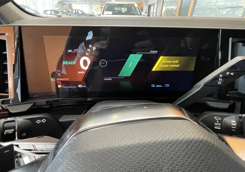 Vue rapprochée du tableau de bord numérique du Renault Rafale Esprit Alpine E-Tech 200 affichant l'état prêt et mode confort.