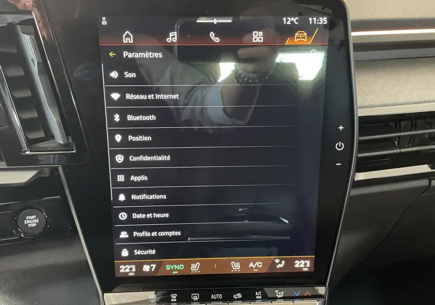 Écran tactile central affichant les paramètres du système multimédia dans l'habitacle du Renault Rafale gris shiste.