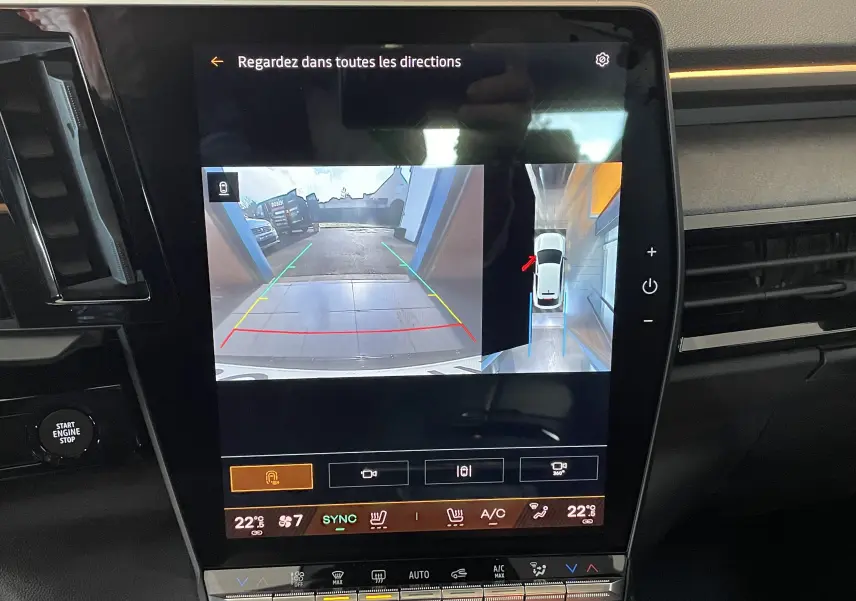 Écran tactile intérieur montrant la caméra de recul et la vue 360° du Renault Rafale Esprit Alpine gris shiste.