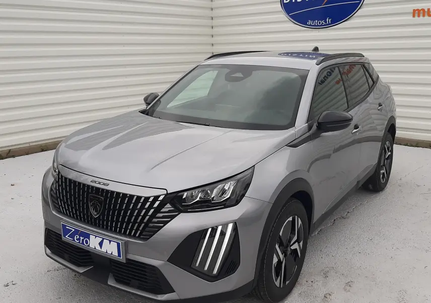 Peugeot 2008 gris Artense vue 3/4 avant droit, avec calandre distinctive et feux LED verticaux marquants.