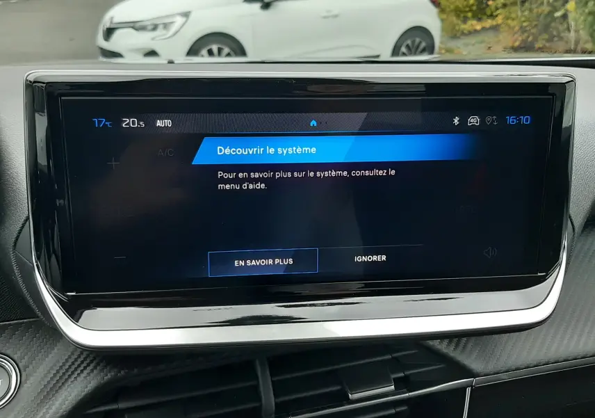 Écran tactile du système de navigation dans l'habitacle d'une Peugeot 2008, tableau de bord noir et finition moderne.