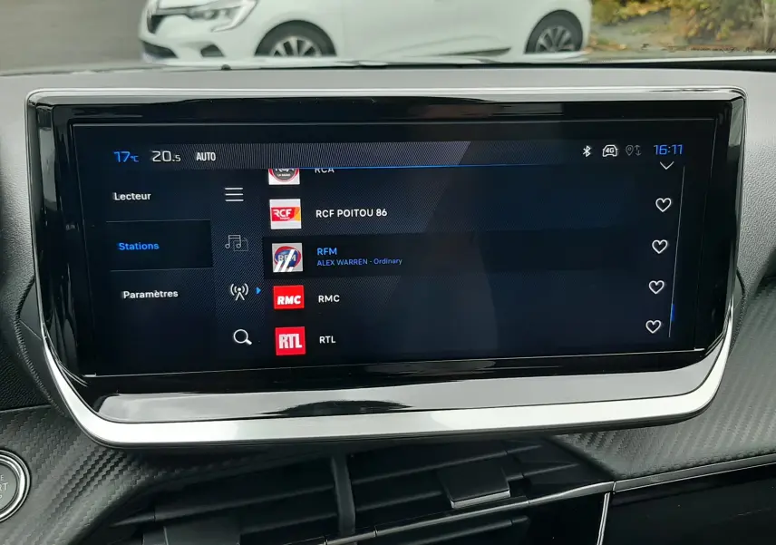 Écran tactile central affichant les stations radio, intérieur moderne du Peugeot 2008 gris Artense 2025.