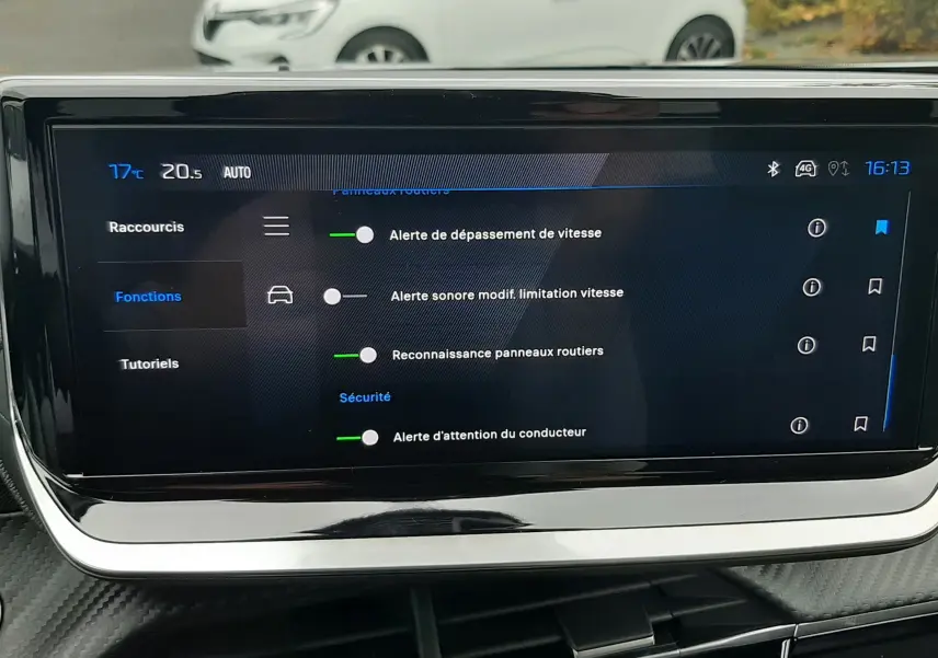 Écran tactile du système de navigation Peugeot 2008 gris Artense, affichant les alertes de sécurité et vitesse.