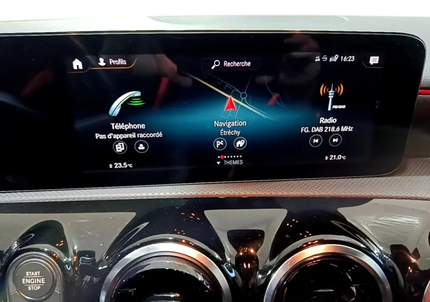 Vue rapprochée du tableau de bord noir brillant et écran tactile de navigation de la Mercedes Classe A gris foncé AMG Line 2021.