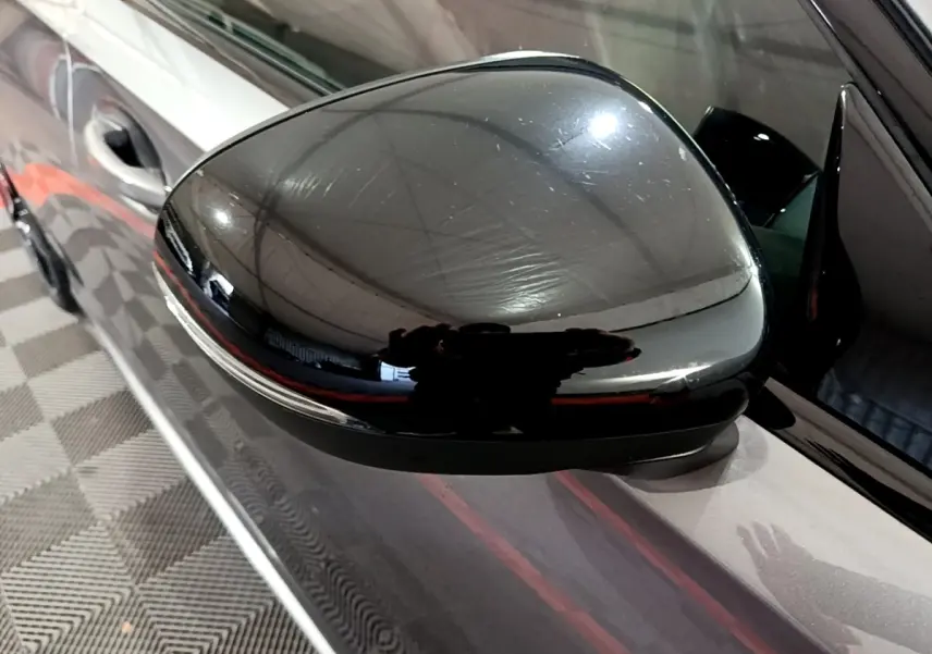 Rétroviseur droit noir brillant sur Mercedes Classe A A 250 e AMG Line gris foncé, vue rapprochée côté conducteur.