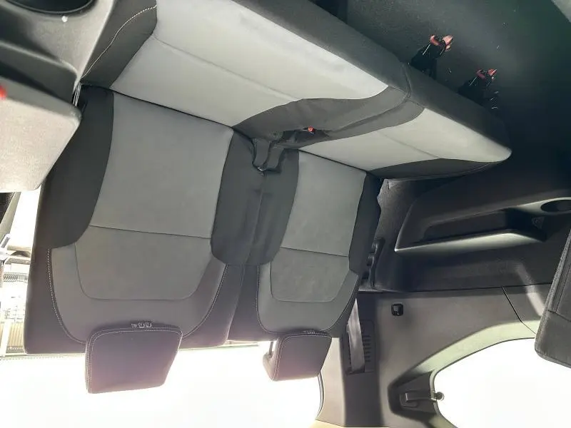 Vue intérieure de la banquette arrière 3 places en tissu gris et noir du Dacia Jogger 2024, version 7 places.