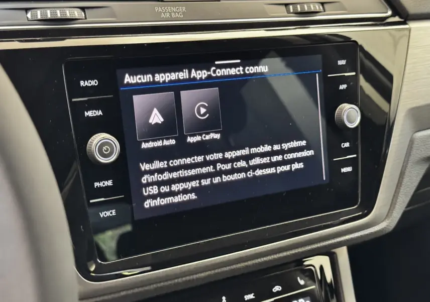 Écran tactile central du Volkswagen Touran 2024 bleu, affichant la connexion Android Auto et Apple CarPlay.