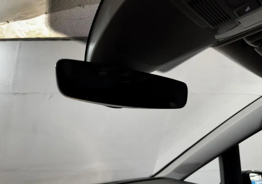 Rétroviseur intérieur noir du Volkswagen Touran 2024, vue rapprochée depuis l'habitacle côté conducteur.