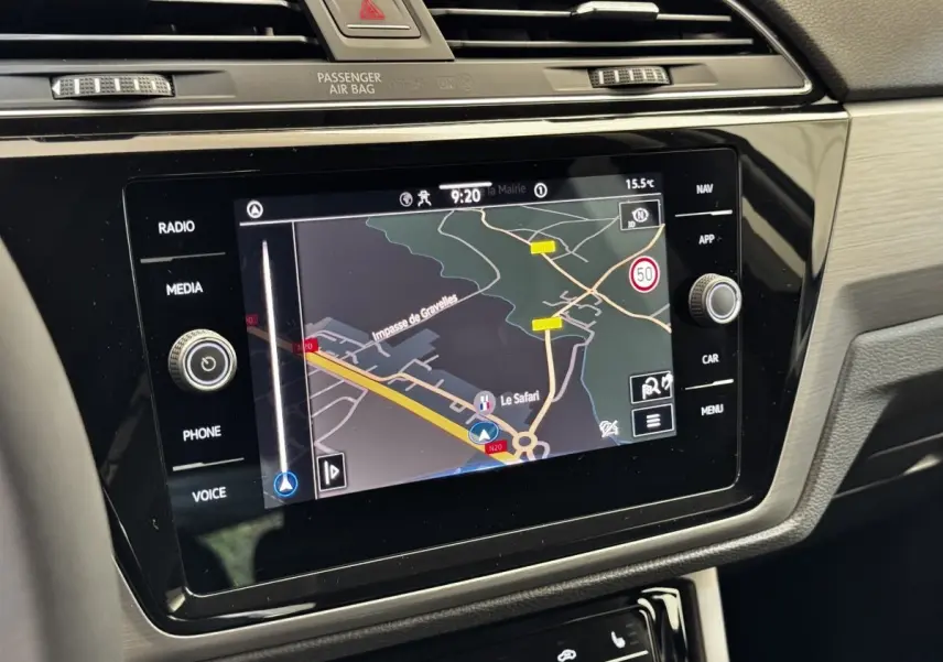 Écran tactile central du Volkswagen Touran 2024 affichant la navigation avec carte et commandes autour.