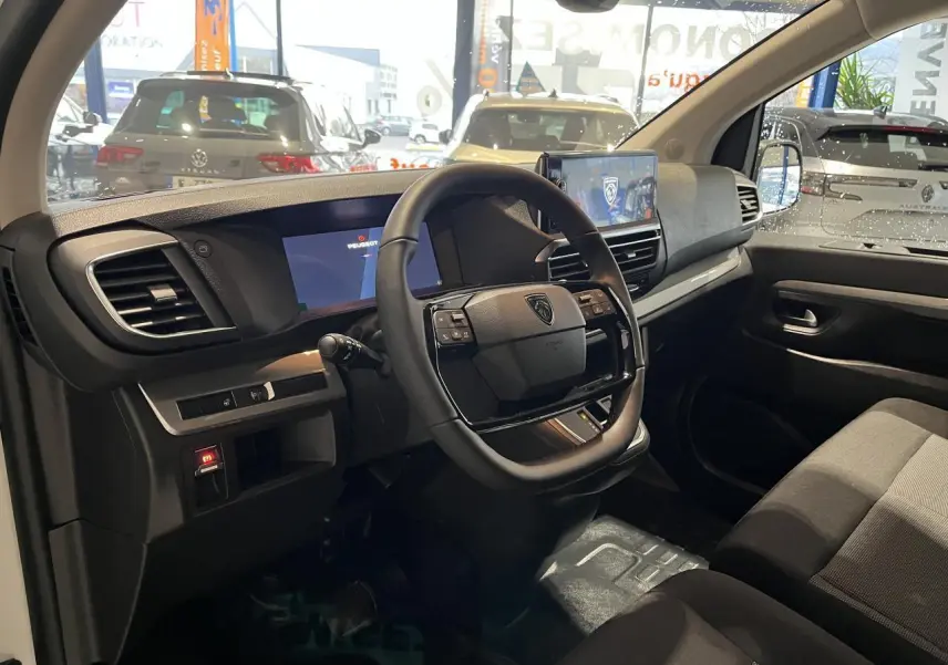 Intérieur du Peugeot Expert Fourgon 2024 vu côté conducteur, volant cuir noir et tableau de bord numérique.