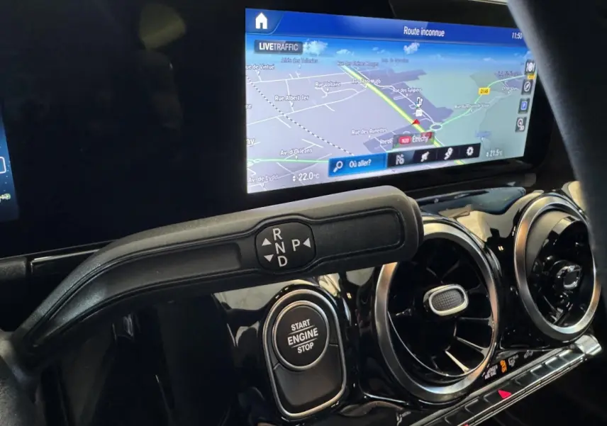 Détail intérieur du tableau de bord du Mercedes GLA 250 e gris foncé, avec écran tactile et commande de boîte automatique.