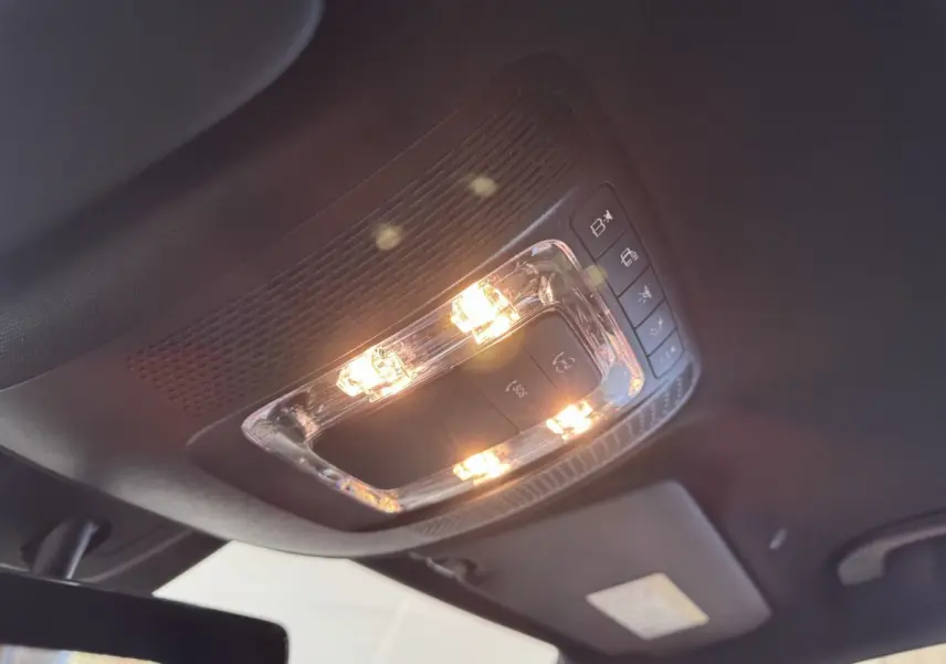 Plafonnier intérieur allumé vu de dessous dans un Mercedes GLA 250 e Business Line gris foncé de 2023.
