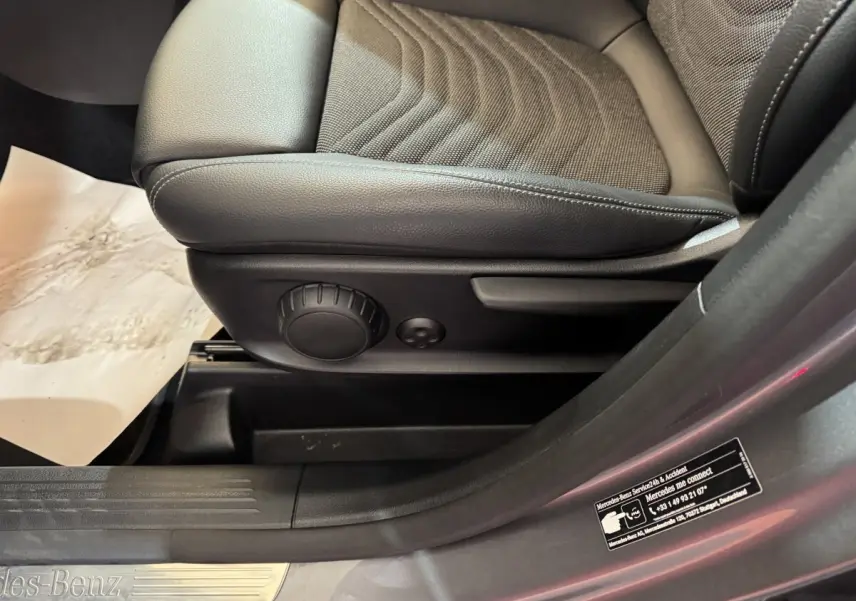Détail du siège avant droit en cuir noir avec réglages manuels, seuil de porte gris foncé Mercedes-Benz visible.