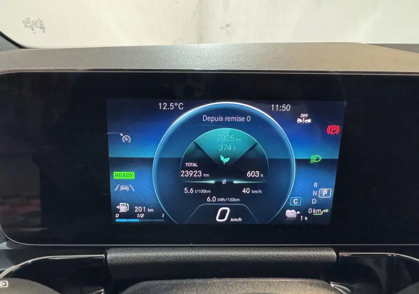 Affichage numérique du tableau de bord du Mercedes GLA 250 e gris foncé, montrant les données de conduite et autonomie.
