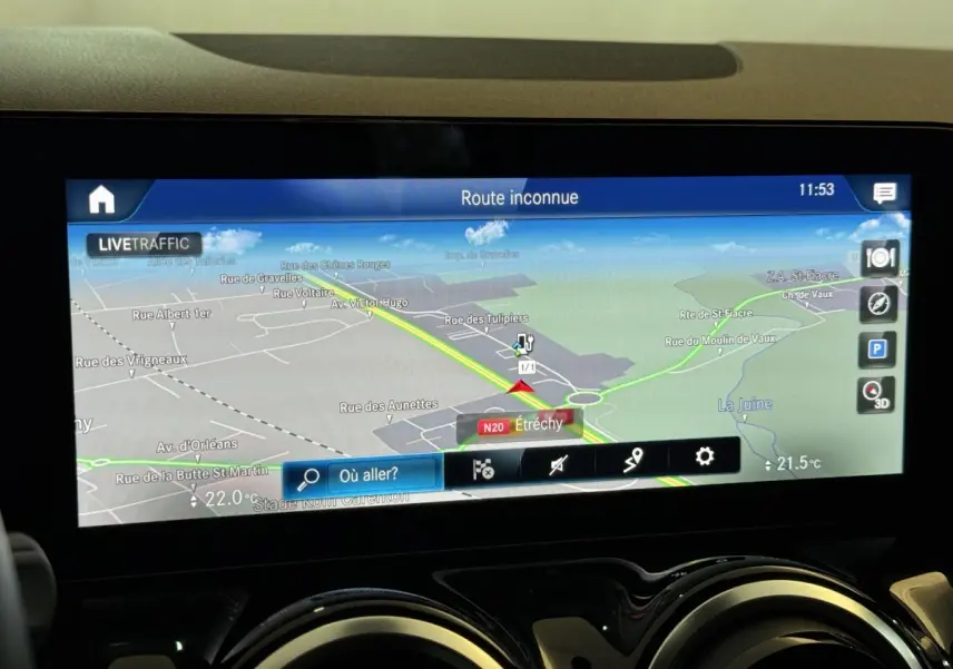 Écran tactile central du tableau de bord du Mercedes GLA 250 e Business Line 2023 affichant la navigation 3D.