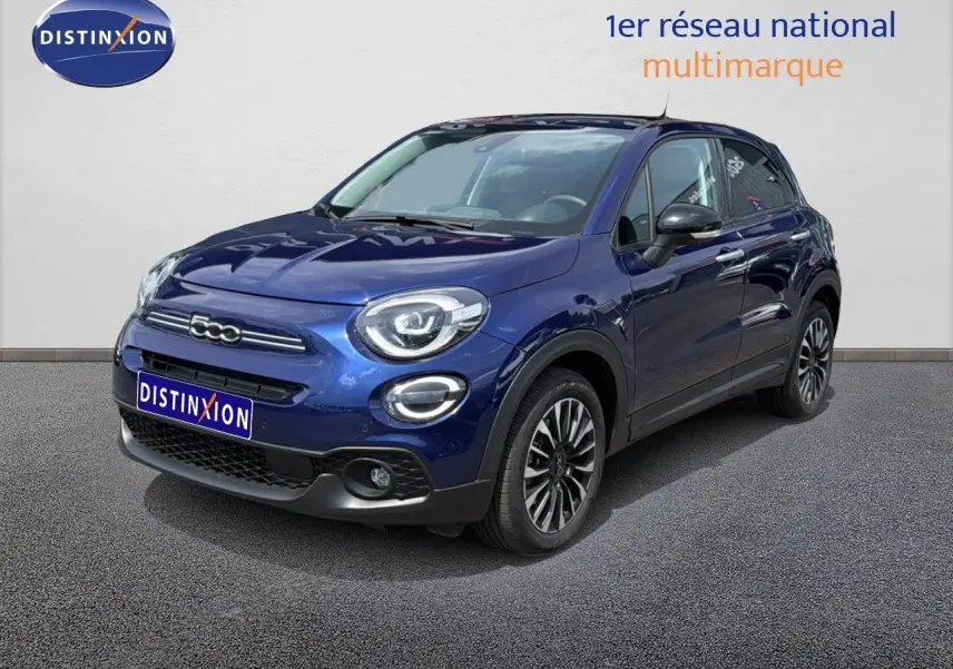 Vue 3/4 avant d'une FIAT 500X bleu Venezia avec jantes alliage bicolores et phares LED arrondis.