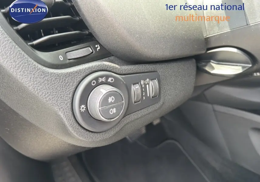 Détail du tableau de bord côté gauche de la FIAT 500X 2024 avec commandes d’éclairage et ventilation en plastique noir.