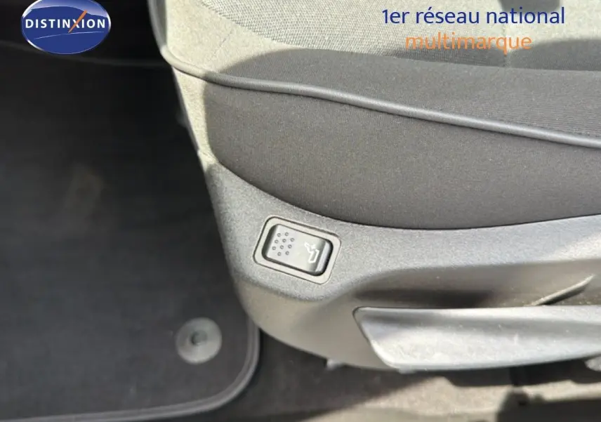 Détail du bouton de réglage de siège sur la partie inférieure d’un siège avant tissu gris dans une Fiat 500X Bleu Venezia.