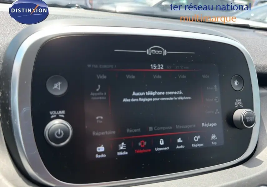 Écran tactile central du tableau de bord de la Fiat 500X 2024 affichant le menu téléphone, avec contours noirs et argentés.