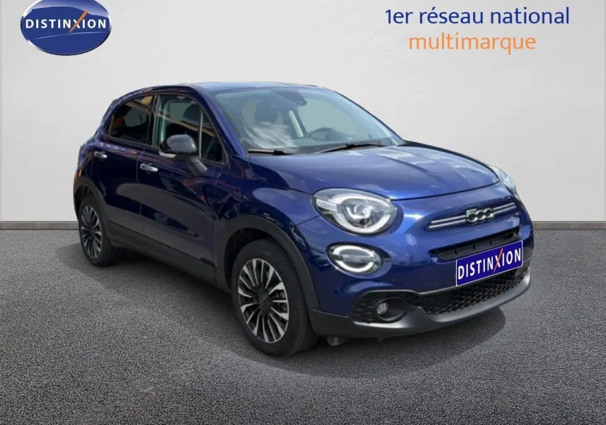 Vue 3/4 avant droite d'une FIAT 500X 2024 bleu Venezia avec jantes alliage et calandre distinctive.