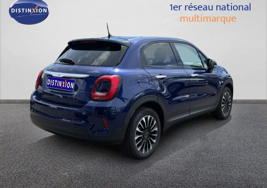 Vue 3/4 arrière droite d'une FIAT 500X 2024 bleu Venezia avec jantes alliage et feux arrière LED distinctifs.