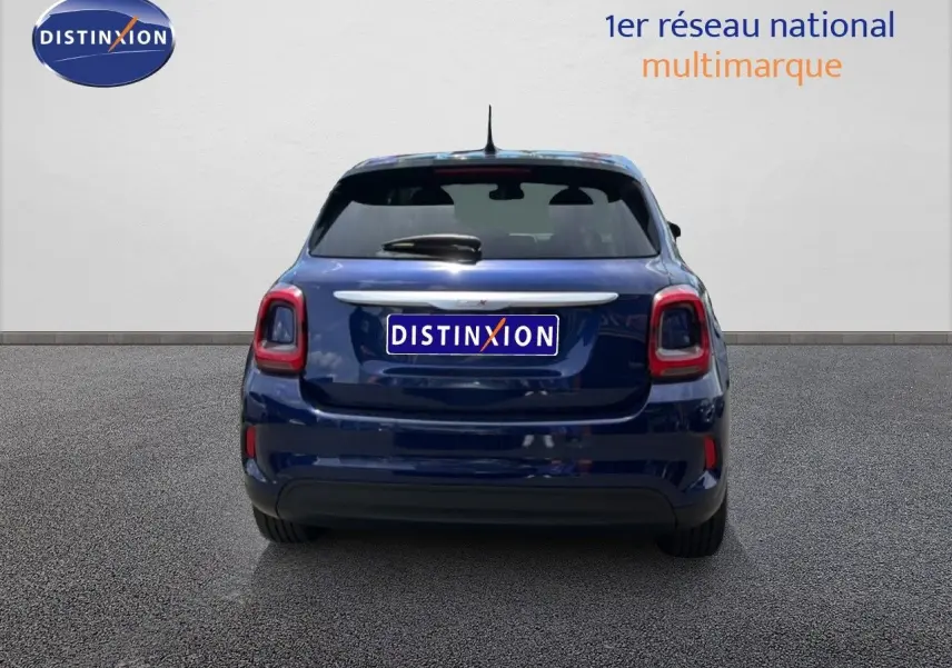 Vue arrière d'une FIAT 500X 2024 bleu Venezia avec feux arrière LED et hayon compact.