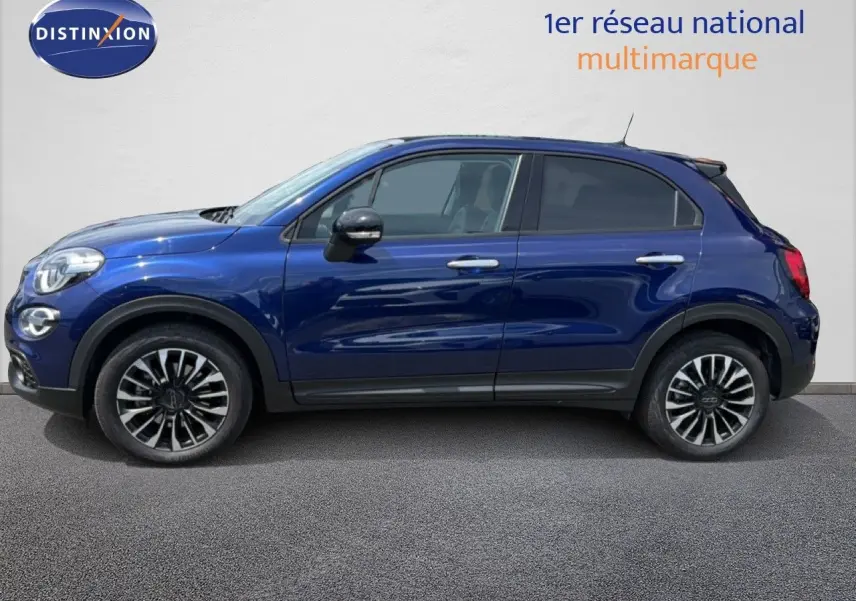 Vue latérale droite du FIAT 500X bleu Venezia 2024 avec jantes alliage bicolores et détails noirs contrastants.