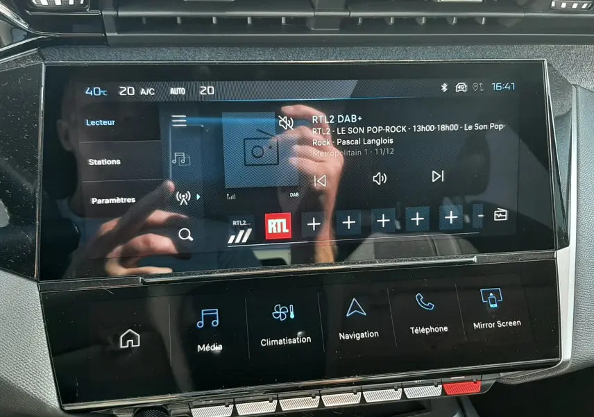 Vue rapprochée de l’écran tactile central du tableau de bord de la Peugeot 308 2024, affichant la radio RTL2.