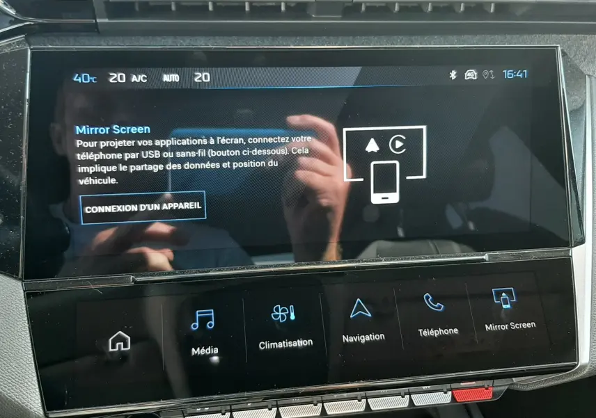 Écran tactile central du tableau de bord de la Peugeot 308 blanc 2024 affichant l'interface Mirror Screen.