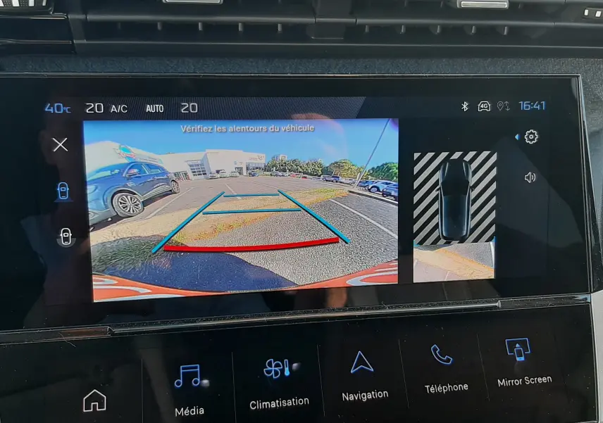 Écran multimédia de la Peugeot 308 blanc montrant la caméra de recul avec guidage et vue 360° stationnement.