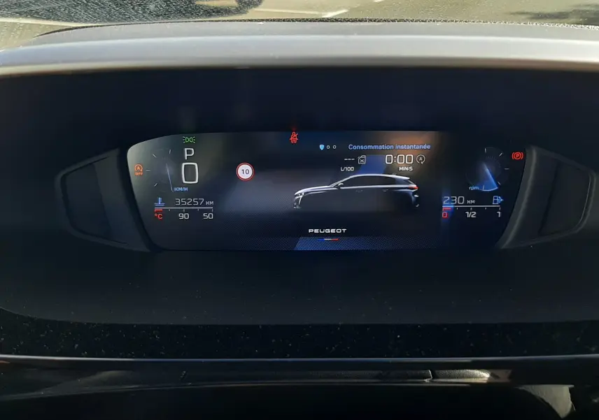 Vue rapprochée du tableau de bord numérique de la Peugeot 308 2024, affichant les informations de conduite et consommation.