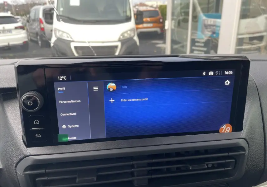 Vue intérieure centrée sur l’écran tactile 10 pouces du tableau de bord de l’Opel Vivaro blanc.