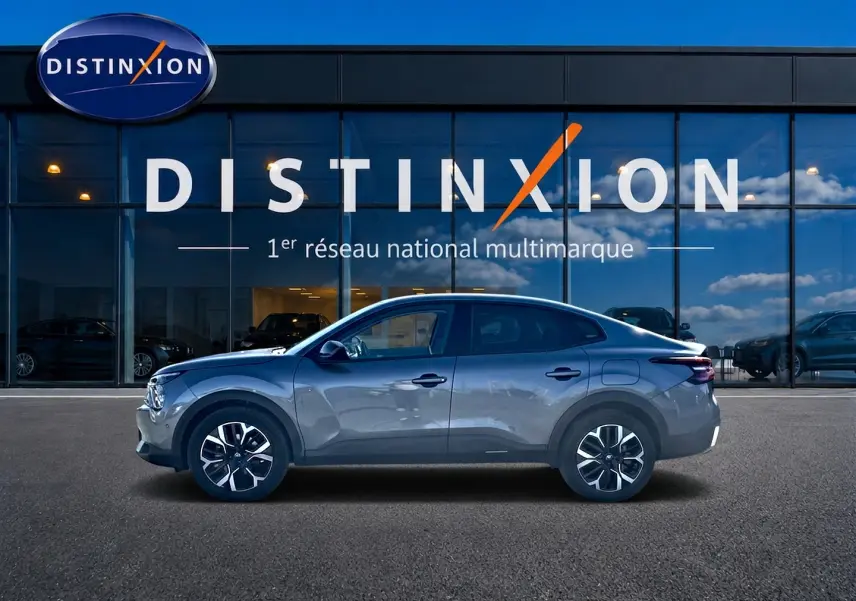 Profil côté gauche de la Citroën C4 X gris mercure 2025, avec jantes alu et lignes fluides distinctives.