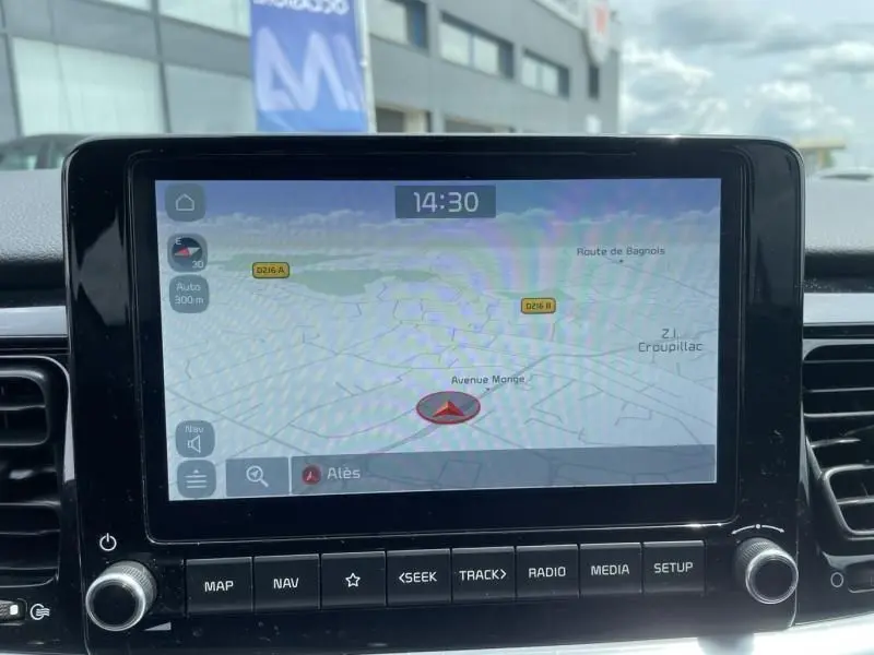 Écran de navigation GPS affichant une carte routière dans l'habitacle d'une BMW Série 1 F20 135i de 2013.