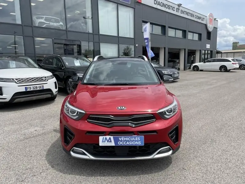 Vue avant d'une BMW Série 1 F20 135i bleu métal de 2013, avec calandre caractéristique et phares anguleux visibles.