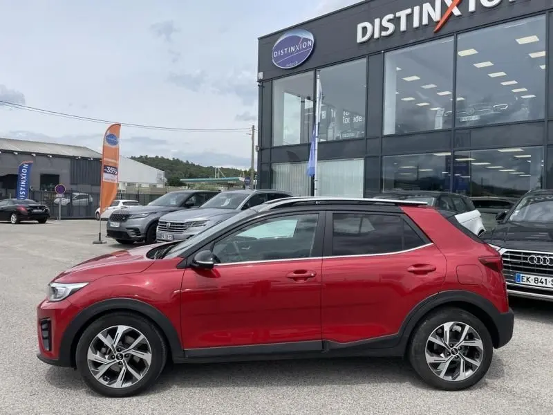 Vue latérale côté gauche d'un BMW Série 1 F20 135i bleu métal de 2013 avec carrosserie compacte et jantes alliage.